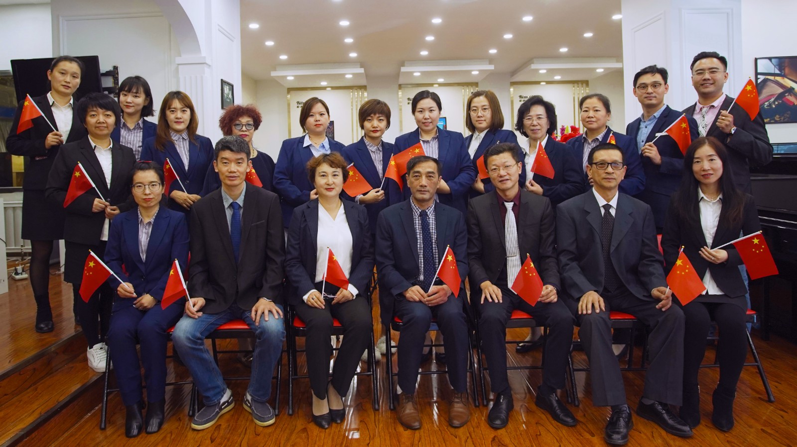 15971288365645.jpg 店長合照2.jpg